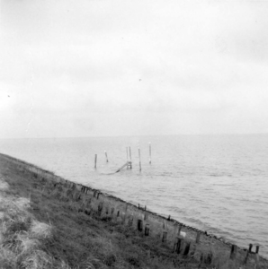 B-1632 Bruinisse. Noorddijk. De Grevelingen, genomen vanaf de Noorddijk voor de uitvoering van de Deltawerken en de ...