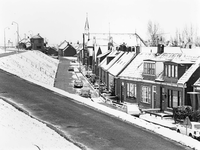 B-1641 Bruinisse. Noorddijk. De Noorddijk met links de Havenkade in wintertijd. Op de achtergrond de Ger. Kerk