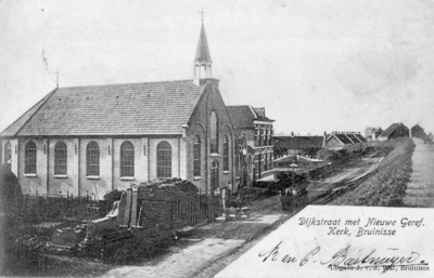 B-1643 Bruinisse. Dijkstraat (nu Noorddijk). De nieuwe Ger. Kerk met pastorie, gebouwd in 1904