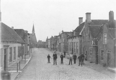 B-1651 Bruinisse. Oudestraat. Op de achtergrond, rechts de Korte Ring met zicht op de oude Ned. Herv. Kerk