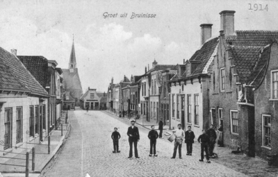 B-1652 Bruinisse. Oudestraat. Aan het eind van de straat naar rechts de Korte Ring met zicht op de Ned. Herv. Kerk