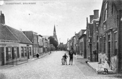 B-1653 Bruinisse. Oudestraat. De Oudestraat, met zicht op de oude Ned. Herv. Kerk. De foto is genomen vanaf het ...