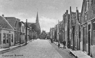 B-1655 Bruinisse. Oudestraat. De Oudestraat met zicht op de oude Ned.Herv. Kerk