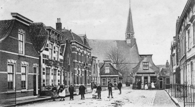 B-1658 Bruinisse. Oudestraat. De Oudestraat met op de achtergrond de Ned. Herv. Kerk en het kruispunt naar rechts de ...