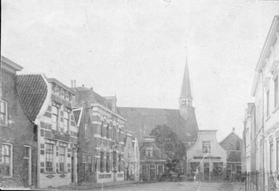 B-1666 Bruinisse. Oudestraat. De Oudestraat in ca. 1900, met op de achtergrond de oude Ned. Herv. Kerk met torentje. ...