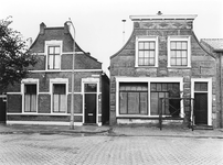 B-1672 Bruinisse. Oudestraat. De oude meelfabriek, Oudestraat 7 (rechts): was vroeger een cafe en in de oorlog een ...