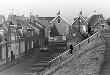 B-1703 Bruinisse. Steinstraat. De woningen aan de rechterzijde tegen de dijk werden in 1980 afgebroken voor dijkverhoging