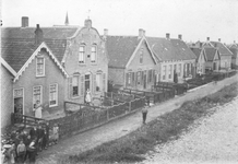 B-1707 Bruinisse. Steinstraat. In de tweede woning is een bakkerij gevestigd. De bakkers in 1889 Jan Vijverberg Dzn, ...