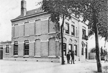 B-1711 Bruinisse. Verlengde Molenstraat. Op de hoek het Post en Telegraafkantoor, het werd gebouwd in 1891