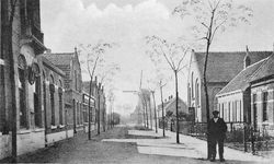 B-1712 Bruinisse. Verlengde Molenstraat. Links op de hoek het Post en Telegraafkantoor. Daar tegenover de kerk van de ...