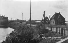 B-1728 Bruinisse. Woningen gezien vanaf Zijpe gelegen aan de Provincialeweg. Rechts de woning van de Dijkbaas M. Leendertse