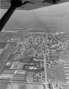 B-1767 Bruinisse. Luchtfoto. Overzicht van het dorp met op de achtergrond de nieuwe vissershaven en de kom voor de ...