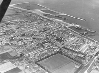 B-1768 Bruinisse. Luchtfoto. De kern Bruinisse met op de achtergrond van links naar rechts, de Werkhaven, de kom voor ...