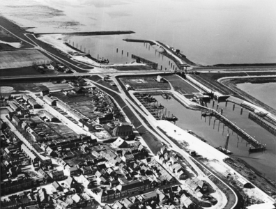 B-1788 Bruinisse. Luchtfoto. Een gedeelte van de kern Bruinisse met de Vissershaven de Grevelingensluis en ...