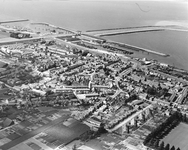 B-1796 Bruinisse. Luchtfoto. Zicht over Bruinisse met havens en de Grevelingendam