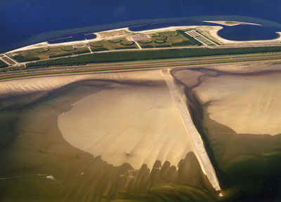 B-1799 Bruinisse. Grevelingendam. Luchtfoto van de Grevelingendam, met aan de bovenzijde de recreatieterreinen met ...