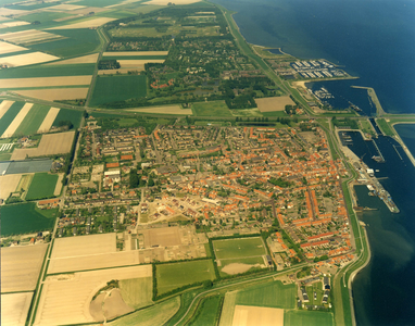 B-1802 Bruinisse. Luchtfoto. Bruinisse, met rechts van voor naar achter: de Reparatiehaven, Vissershaven, ...