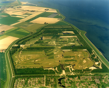 B-1807 Bruinisse. luchtfoto. De golfbaan en woonlocatie Grevelingenhout , tussen de Oudendijk en de Hageweg in ...