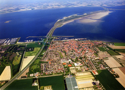 B-1813 Bruinisse. Luchtfoto. Het dorp Bruinisse met v.l.n.r. Jachthaven, Werkhaven, Grevelingensluis en Vissershaven. ...