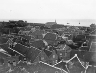 B-1817 Bruinisse. Luchtfoto. Op de voorgrond de huizen aan de Korte Ring, met achteraan bij de dijk aan de Grevelingen, ...