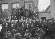 B-1839 Bruinisse. Oudestraat. Viering 25 jarig ambtsjubileum burgemeester S. Hage, voor het gemeentehuis. In het midden ...