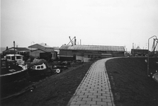 B-1846 Bruinisse. Havenkade. De dijk bij de Havenkade met de Reparatiehaven en de machinefabriek van de fa. Padmos en zn.