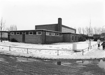 B-1859 Bruinisse. Dr. de Kockstraat. De sportzaal De Vanger, op het kruispunt Dr. de Kockstraat/Molenstraat, in de winter