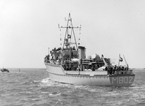 B-1908 Bruinisse. Krammer. Hr. Ms. mijnenveger M802 de Hoogezand onder leiding van commandant J. C. Gmelich Meijling, ...