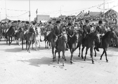 B-1917 Bruinisse. Havenkade. Mosselfeest. Een groep ponyruiters uit Wouw, Halsteren en Kruisland reed mee in de optocht ...