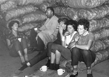 B-1945 Bruinisse. Dorpsweg. Koffiepauze in het aardappel sorteerbedrijf van M. Mol
