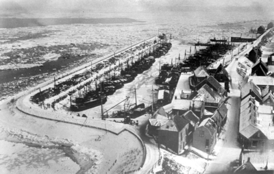 B-1946 Bruinisse. Haven. De oude vissershaven in de winter. Zo te zien ligt veel ijs op de Krammer en in de haven