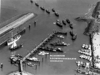 B-1947 Bruinisse. Haven. De versierde schepen komen de haven in gevaren, na de rondvaart op de Krammer tijdens het ...