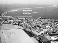 B-1948 Bruinisse. Luchtfoto. Luchtopname van Bruinisse met een reeds vergevorderde Grevelingendam op de achtergrond