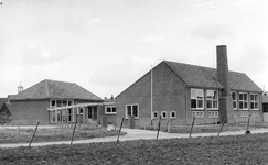 B-1956 Bruinisse. Dreef. Het gebouw van de kleuterschool, vanaf september verhuizen de kinderen naar de nieuwe ...