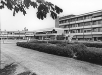 B-1962 Bruinisse. Dr. de Kockstraat. Hoofdingang van bejaardencentrum In 't Opper 