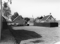 B-1965 Bruinisse. Noorddijk. Op de achtergrond de Gereformeerde Kerk
