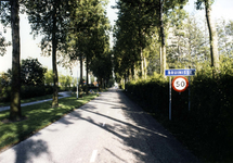 B-1975 Bruinisse. Dorpsweg, vanaf de Ouderijksweg naar het dorp.