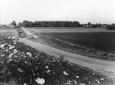 B-1978 Bruinisse. Boomdijk. Het kruispunt Boomdijk (rechts), Vluchthavenweg (links) en Bakkersweg in het midden