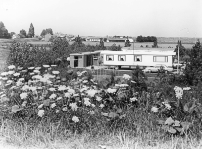 B-1997 Bruinisse. Boomdijk. Een woonwagen op het kamp in de Stoofpolder, op de achtergrond de gebouwen van ...