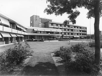 B-2004 Bruinisse. Dr. de Kockstraat. Bejaardencentrum In 't Opper , officieel geopend 23 april 1971