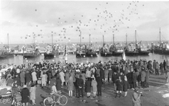 B-2009 Bruinisse. Havenkade. Na haar bezoek aan de in aanbouw zijnde Grevelingendam, ging Koningin Juliana in de ...