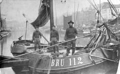 B-2022 Antwerpen (Bruinisse). De Lemmeraak BRU 112, Vertrouwen , in een dok te Antwerpen. Ze werd gebouwd in 1899, op ...