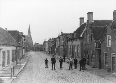 B-2039 Bruinisse. Oudestraat, met gezicht op de Ned. Herv. Kerk. De bewoners van de Oudestraat waren aan de linker ...