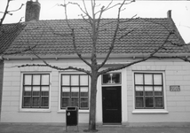 B-2048 Bruinisse. Oudestraat 27. 19e Eeuwse voorgevel van de Oudheidskamer te Bruinisse. (thans, in 2006, in gebruik ...