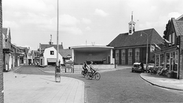 B-2054 Bruinisse. Lange Ring, met links de Korte Ring. Rechts de winkel van de familie Braber; recht vooruit de Ned. ...