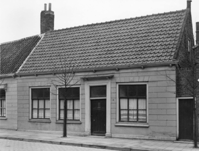 B-2059 Bruinisse. Oudestraat. Huis met grote ramen dat voorheen bewoond werd door de familie van Willem Zondervan, ...