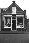 B-2096 Bruinisse. Molenstraat. De kledingwinkel van de Firma van den Bos, Molenstraat nr. 14 (tegenwoordig nr.10)