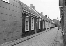 B-2131 Bruinisse. Bergstraat. Links de woning met huisnummer 1 aan de Bergstraat, op de achtergrond de Gereformeerde ...