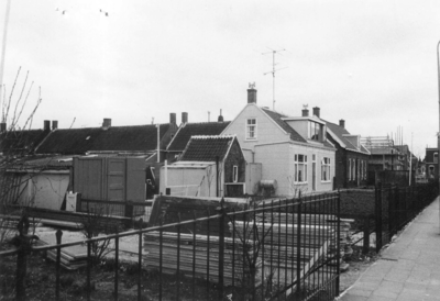 B-2133 Bruinisse. Noordstraat. Links de achterzijde van de huizen aan de Bergstraat. De twee woningen rechts staan aan ...
