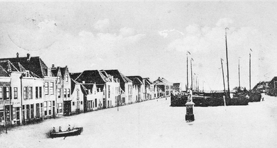 BRO-0006 Brouwershaven. Markt en haven bij hoog water.